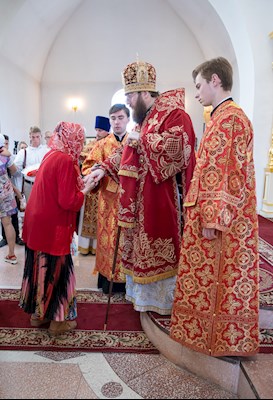 Митрополит Игнатий совершил Божественную литургию в храме Святых Царственных страстотерпцев поселка Дубки