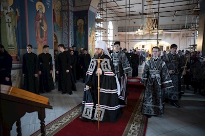 Митрополит Игнатий совершил великое повечерие с чтением Великого покаянного канона преподобного Андрея Критского в Свято-Никольском мужском монастыре г. Саратова