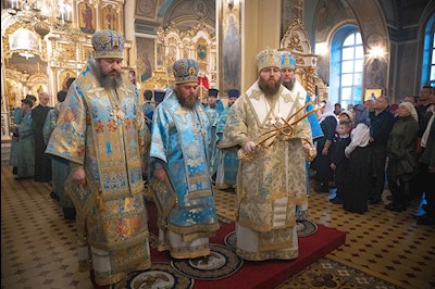 Митрополит Игнатий возглавил соборное архиерейское богослужение в Свято-Троицком кафедральном соборе г. Покровска (Энгельса)