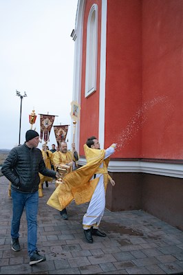Митрополит Игнатий совершил Великое освящение храма святителя и Чудотворца Николая села Долгий Буерак Гагаринского района г. Саратова и Божественную литургию в новоосвященном храме