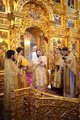 Митрополит Игнатий совершил Божественную литургию в Свято-Троицком кафедральном соборе Саратова