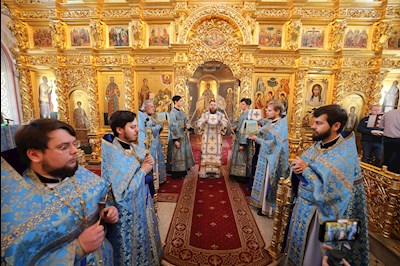 Митрополит Игнатий совершил Великую вечерню в соединении с Литургией святителя Иоанна Златоуста в Свято-Троицком кафедральном соборе г. Саратова