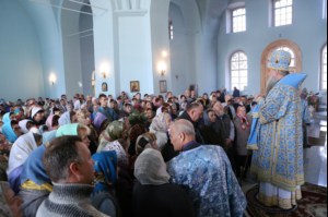 Божественная литургия в храме в честь Покрова Пресвятой Богородицы города Петровска