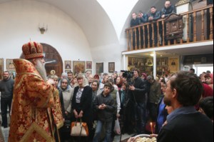 Божественная литургия и панихида в Свято-Никольском храме на Елшанском кладбище Саратова