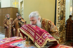 В Великий Четверг Митрополит Лонгин совершил Литургию Василия Великого и Чин умовения ног
