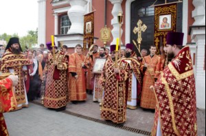 Божественная литургия в храме в честь Покрова Пресвятой Богородицы города Саратова