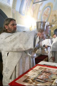 Митрополит Лонгин совершил Царские часы, Изобразительны, Великую вечерню и Крещальную литургию в Свято-Троицком кафедральном соборе Саратова