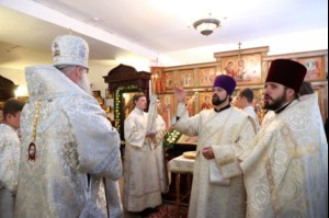 Божественная литургия в храме во имя святителя Тихона, епископа Воронежского, Задонского чудотворца г. Саратова
