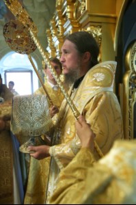 Митрополит Лонгин и Епископ Пахомий совершили Божественную литургию в Троицком соборе и молебен перед главной святыней Саратовской земли — образом Спаса Нерукотворного