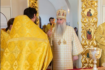Божественная литургия в храме святых Царственных страстотерпцев п. Дубки Саратовского района