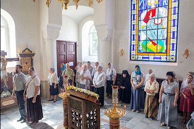 Божественная литургия на Архиерейском подворье — в храме в честь иконы Божией Матери «Утоли моя печали» г. Саратова