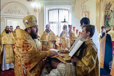 Божественная литургия на Архиерейском подворье — в храме во имя святого апостола и евангелиста Иоанна Богослова при СПДС