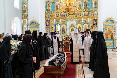 Митрополит Лонгин совершил отпевание игумении Ксении (Афанасьевой)