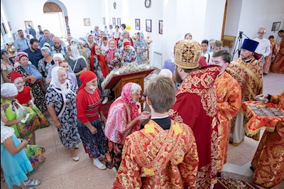 Митрополит Игнатий совершил Божественную литургию в храме Святых Царственных страстотерпцев поселка Дубки