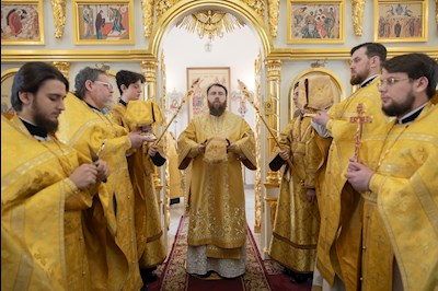 Митрополит Игнатий совершил Божественную литургию в Трехсвятительском храме г. Саратова