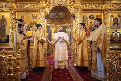 Митрополит Игнатий совершил Божественную литургию в Свято-Троицком кафедральном соборе Саратова