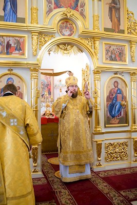 Митрополит Игнатий совершил Божественную литургию в Трехсвятительском храме г. Саратова