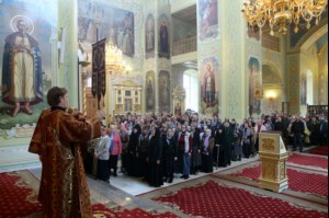 В Великий Четверг Митрополит Лонгин совершил Литургию Василия Великого и Чин умовения ног