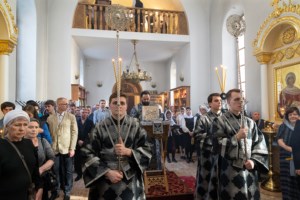 Литургия Преждеосвященных Даров, малое повечерие и утреня Великого Четвертка на Архиерейском подворье — в храме во имя святых равноапостольных Мефодия и Кирилла при СГУ