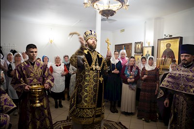 Митрополит Игнатий совершил Великое освящение Крестовоздвиженского подворья Свято-Алексиевского женского монастыря г. Саратова и Божественную литургию в новоосвященном храме