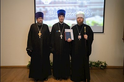 Митрополит Игнатий вручил дипломы выпускникам СПДС