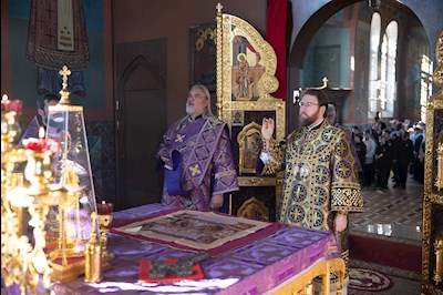 Митрополит Игнатий совершил Божественную литургию в Крестовоздвиженском храме г. Хвалынска