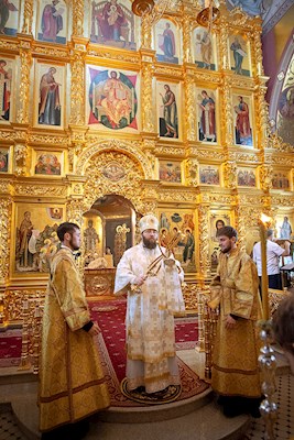 Митрополит Игнатий совершил Божественную литургию в Свято-Троицком кафедральном соборе Саратова