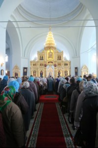 Божественная литургия в храме в честь Покрова Пресвятой Богородицы города Петровска