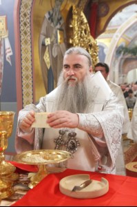Митрополит Лонгин совершил Рождественское ночное богослужение