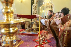 В Великий Четверг Митрополит Лонгин совершил Литургию Василия Великого и Чин умовения ног