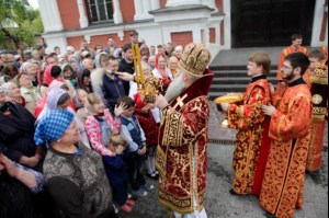 Божественная литургия в храме в честь Покрова Пресвятой Богородицы города Саратова