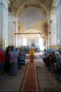 Божественная литургия в храме в честь Покрова Пресвятой Богородицы села Сокур Татищевского района
