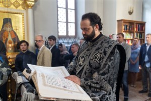 Литургия Преждеосвященных Даров, малое повечерие и утреня Великого Четвертка на Архиерейском подворье — в храме во имя святых равноапостольных Мефодия и Кирилла при СГУ