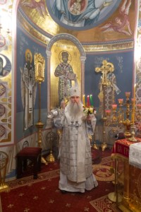 Митрополит Лонгин совершил пасхальное богослужение