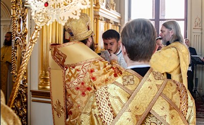 Божественная литургия на Архиерейском подворье — в храме во имя святого апостола и евангелиста Иоанна Богослова при СПДС