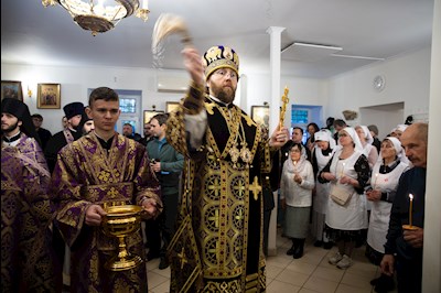 Митрополит Игнатий совершил Великое освящение Крестовоздвиженского подворья Свято-Алексиевского женского монастыря г. Саратова и Божественную литургию в новоосвященном храме