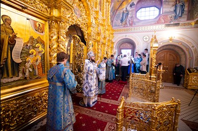 Митрополит Игнатий совершил вечернее богослужение с чтением акафиста Пресвятой Богородице в Свято-Троицком кафедральном соборе г. Саратова