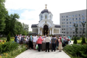 Божественная литургия в храме во имя святителя Луки (Войно-Ясенецкого) города Саратова