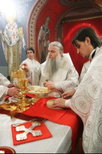Митрополит Лонгин совершил Рождественское ночное богослужение