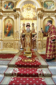 В Великий Четверг Митрополит Лонгин совершил Литургию Василия Великого и Чин умовения ног
