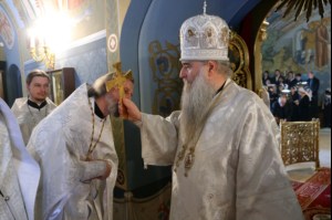Митрополит Лонгин совершил Царские часы, Изобразительны, Великую вечерню и Крещальную литургию в Свято-Троицком кафедральном соборе Саратова