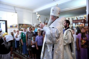 Божественная литургия в храме во имя святителя Тихона, епископа Воронежского, Задонского чудотворца г. Саратова