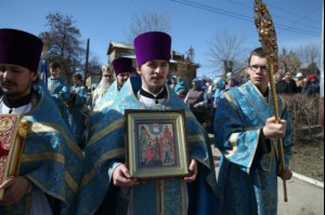 Вечерня в соединении с Божественной литургией свт. Иоанна Златоуста в храме в честь Благовещения Пресвятой Богородицы г.Вольска