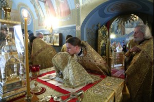 Митрополит Лонгин и Епископ Пахомий совершили Божественную литургию в Троицком соборе и молебен перед главной святыней Саратовской земли — образом Спаса Нерукотворного
