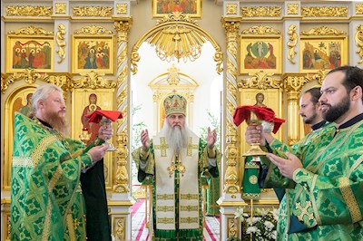 Божественная литургия в соединении с вечерней в Свято-Троицком кафедральном соборе г. Вольска