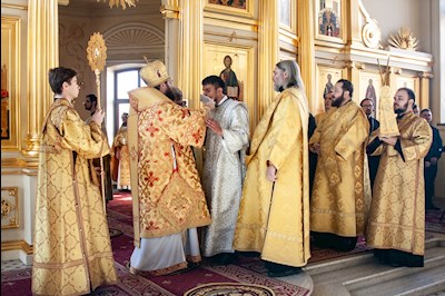 Божественная литургия на Архиерейском подворье — в храме во имя святого апостола и евангелиста Иоанна Богослова при СПДС