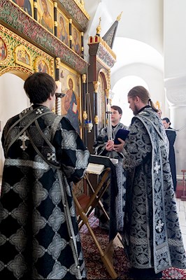 Литургия Преждеосвященных Даров на Архиерейском подворье — в храме в честь иконы Божией Матери «Утоли моя печали» г. Саратова