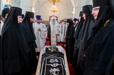 Митрополит Лонгин совершил отпевание игумении Ксении (Афанасьевой)