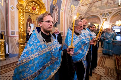 Митрополит Игнатий совершил вечернее богослужение с чтением акафиста Пресвятой Богородице в Свято-Троицком кафедральном соборе г. Саратова