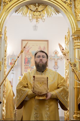 Митрополит Игнатий совершил Божественную литургию в Трехсвятительском храме г. Саратова